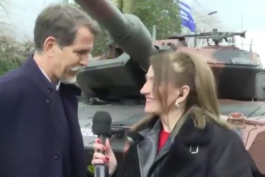 «Πρώτη μούρη» στην παρέλαση με τα τανκς ο Παύλος Ντε Γκρες [βίντεο]