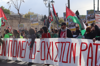 «Όχι» στον πόλεμο, «όχι» στον ρατσισμό είπαν εκατοντάδες διαδηλωτές στο Σύνταγμα [εικόνες - βίντεο]