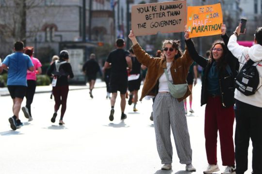 «Τρέχετε καλύτερα από την κυβέρνηση» - Το πλακάτ που ξεχώρισε στον ημιμαραθώνιο