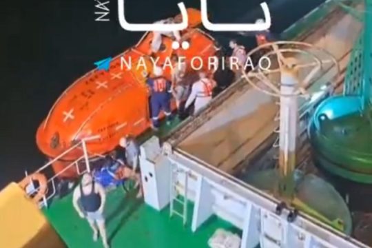 Η στιγμή που διασώζονται οι ναυτικοί του ελληνόκτητου πλοίου στον Περσικό - Βίντεο ντοκουμέντο