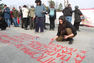 Συγκίνηση στη Λάρισα: Έγραψαν τα ονόματα των νεκρών έξω από το κτίριο της δίκης των Τεμπών [εικόνες - βίντεο]