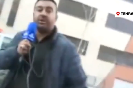 Ιρανός ρεπόρτερ τρέχει να ξεφύγει από τις βόμβες σε live μετάδοση [βίντεο]