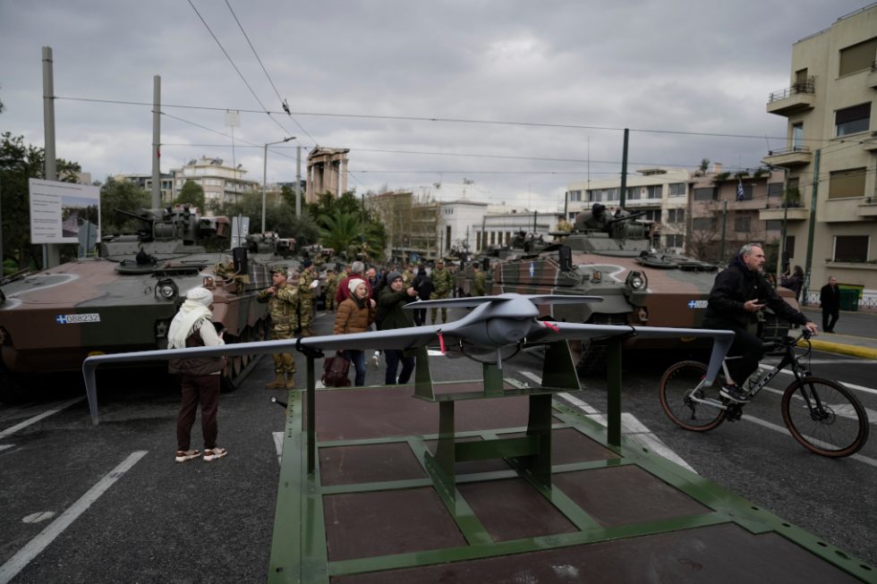 Με τα νέα οπλικά συστήματα η μεγάλη παρέλαση για την 25η Μαρτίου στο κέντρο της Αθήνας [εικόνες – βίντεο]