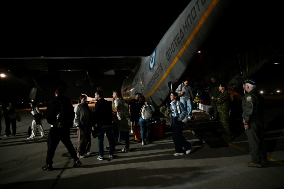 Επέστρεψαν 91 Έλληνες με C-130 από το Άμπου Ντάμπι