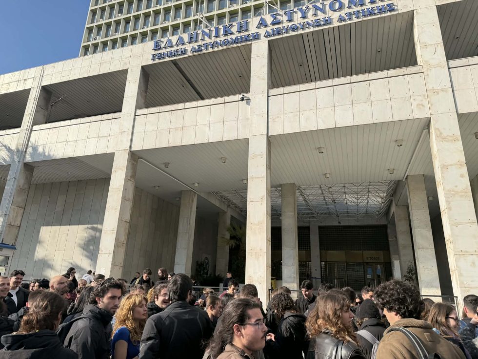 Συλλήψεις 3 φοιτητριών στις εστίες Ζωγράφου, συγκέντρωση στη ΓΑΔΑ