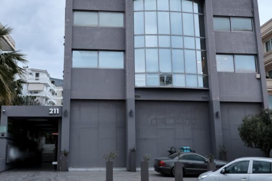 Πάνω από 300 πλαστούς πίνακες είχε ο γκαλερίστας Τσαγκαράκης - Τον «έκαψε» ένα ευαγγέλιο του 1745 [βίντεο]