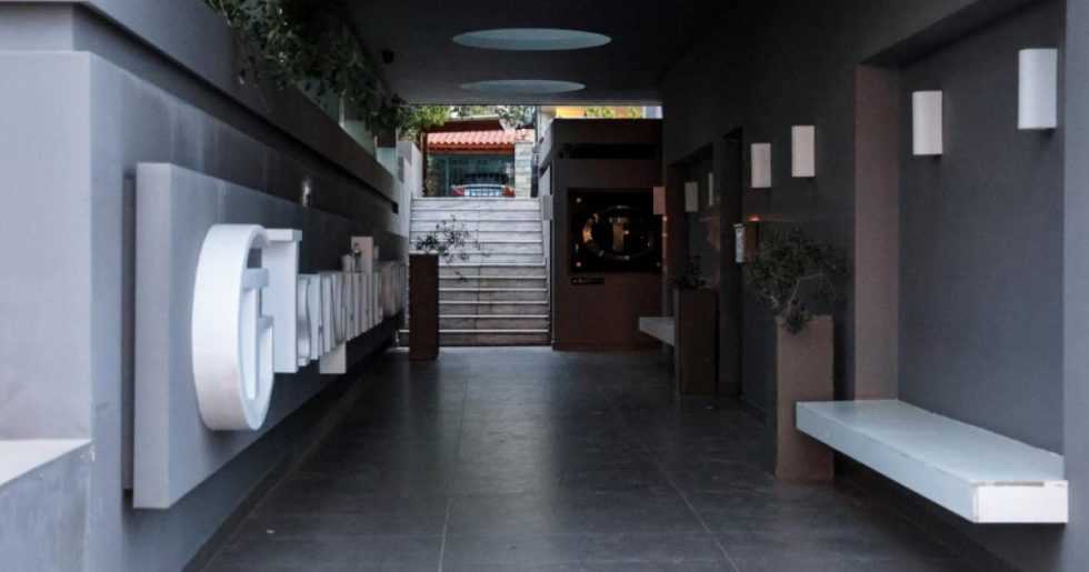 Πάνω από 300 πλαστούς πίνακες είχε ο γκαλερίστας Τσαγκαράκης – Τον «έκαψε» ένα ευαγγέλιο του 1745 [βίντεο]
