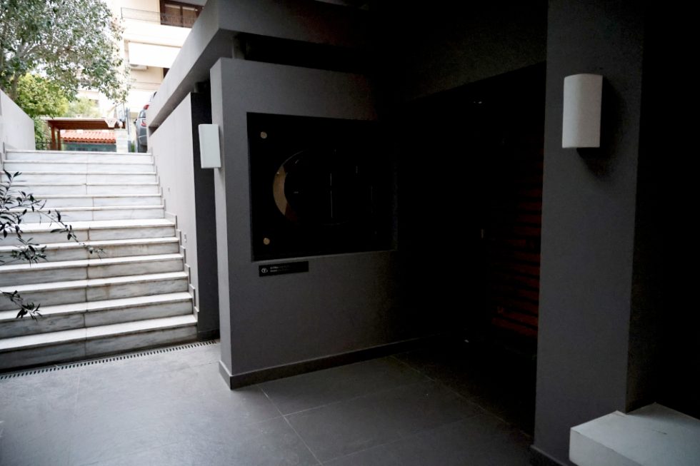 Πάνω από 300 πλαστούς πίνακες είχε ο γκαλερίστας Τσαγκαράκης – Τον «έκαψε» ένα ευαγγέλιο του 1745 [βίντεο]