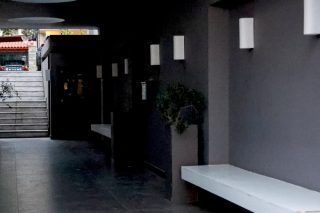 Στην Ευελπίδων ο γκαλερίστας Τσαγκαράκης: Κατασχέθηκαν εκατοντάδες πίνακες και πάνω από 200.000 ευρώ