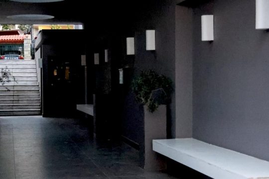 Στην Ευελπίδων ο γκαλερίστας Τσαγκαράκης: Κατασχέθηκαν εκατοντάδες πίνακες και πάνω από 200.000 ευρώ