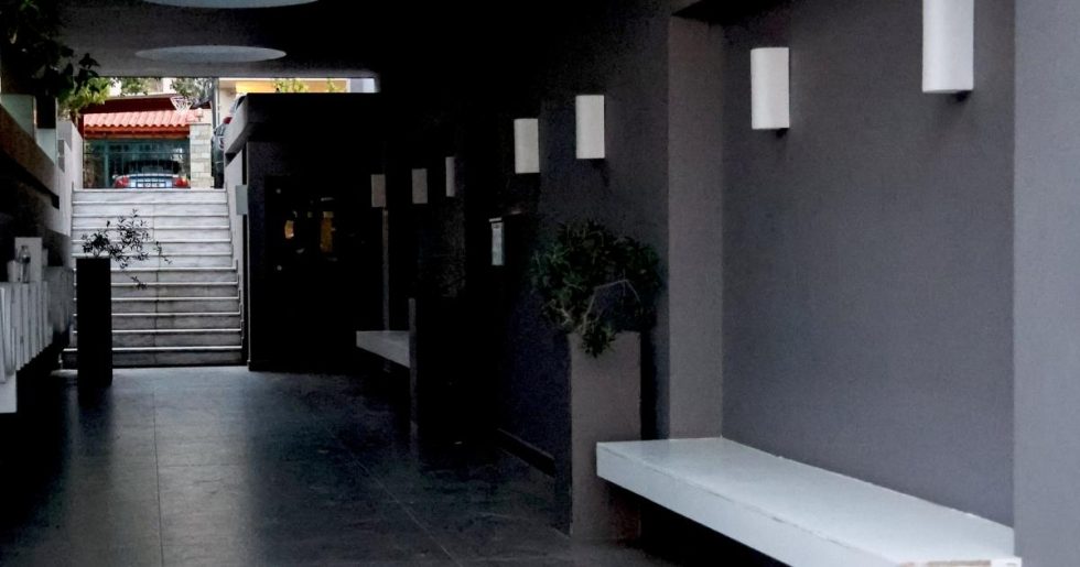 Στην Ευελπίδων ο γκαλερίστας Τσαγκαράκης: Κατασχέθηκαν εκατοντάδες πίνακες και πάνω από 200.000 ευρώ