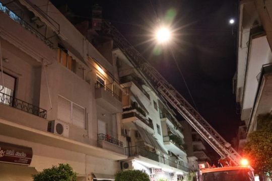 Έκρηξη στου Γκύζη: Η στιγμή του απεγκλωβισμού των ηλικιωμένων - Στο απέναντι κτίριο καρφώθηκε φιάλη υγραερίου [βίντεο]
