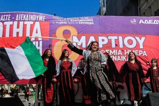 Παγκόσμια Ημέρα της Γυναίκας: Πλήθος κόσμου στο κέντρο της Αθήνας με βροντερά και αυτονόητα αιτήματα [εικόνες]