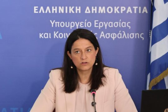Η συνέντευξη Τύπου της υπουργού Εργασίας για την αύξηση του κατώτατου μισθού