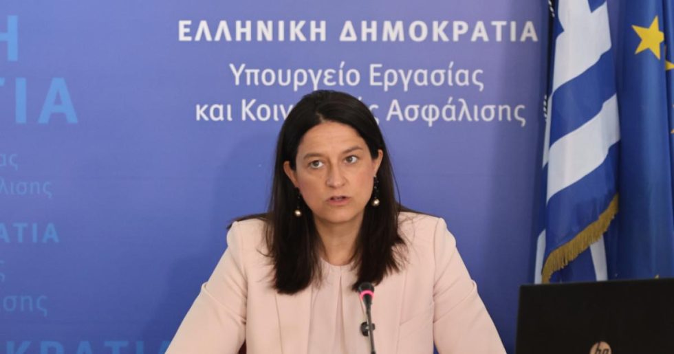 Η συνέντευξη Τύπου της υπουργού Εργασίας για την αύξηση του κατώτατου μισθού