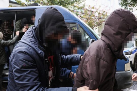 Προφυλακιστέοι οι μεσάζοντες του κυκλώματος εμπορίας ανθρώπων στην Κρήτη μετά από μαραθώνιες απολογίες