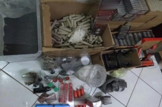 Χειροπέδες σε 16χρονο στον Άγιο Δημήτριο: Είχε εργαστήριο παρασκευής κροτίδων στο δωμάτιό του