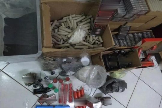 Χειροπέδες σε 16χρονο στον Άγιο Δημήτριο: Είχε εργαστήριο παρασκευής κροτίδων στο δωμάτιό του