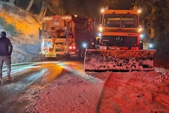 Αιτωλοακαρνανία: Απεγκλωβίστηκε λεωφορείο με μαθητές που «κόλλησε» στο χιόνι [βίντεο]