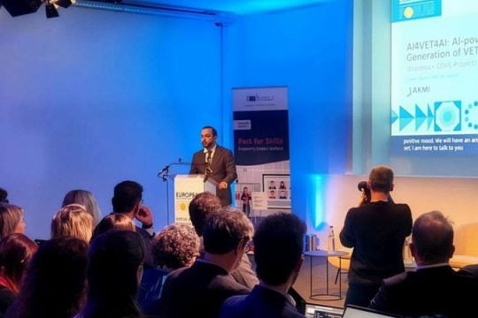 Η Ανώτερη Σχολή ΑΚΜΗ φέρνει το AI στην επαγγελματική εκπαίδευση