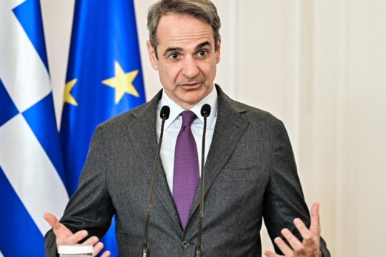 Κυριακάτικο μήνυμα Μητσοτάκη: «Πουλάει» πολιτική σταθερότητα, αλλά ούτε λέξη κατά Τραμπ