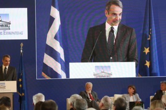 Ο Μητσοτάκης μάς κάνει πλάκα: «Μέρα με τη μέρα εδραιώνεται το Κράτος Δικαίου»