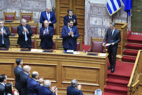 Γενέθλια Μητσοτάκη στη Βουλή: Οι ευχές, τα γλυκά και η «δηλητηρίαση»