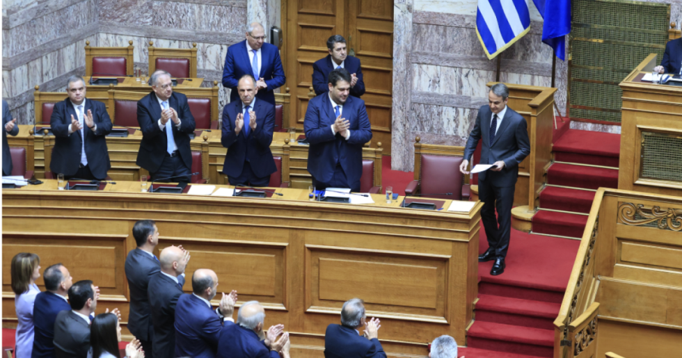 Γενέθλια Μητσοτάκη στη Βουλή: Οι ευχές, τα γλυκά και η «δηλητηρίαση»