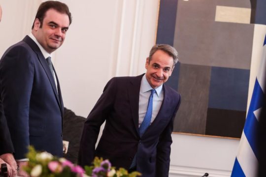 Ανεπαρκής η αύξηση του κατώτατου μισθού στα 920 ευρώ μικτά, λέει η αντιπολίτευση