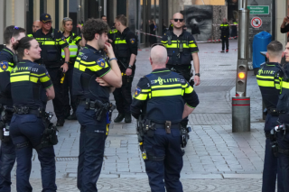 Ολλανδία: Σάλος με βίντεο όπου αστυνομικοί φαίνονται να ρίχνουν στο έδαφος έγκυο Παλαιστίνια
