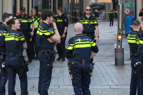Ολλανδία: Σάλος με βίντεο όπου αστυνομικοί φαίνονται να ρίχνουν στο έδαφος έγκυο Παλαιστίνια