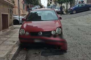 Τρελή πορεία μεθυσμένης οδηγού στο Παγκράτι: Χτύπησε τρία οχήματα και μηχανάκι και έπεσε σε πολυκατοικία [βίντεο]