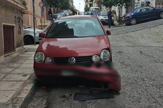 Τρελή πορεία μεθυσμένης οδηγού στο Παγκράτι: Χτύπησε τρία οχήματα και μηχανάκι και έπεσε σε πολυκατοικία [βίντεο]