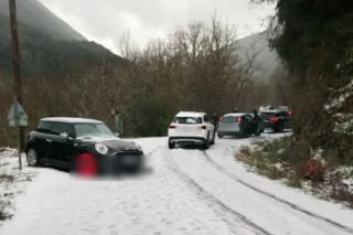 Σφοδρή χαλαζόπτωση στο Πάπιγκο: Οχημα στο χείλος του γκρεμού, ακινητοποιήθηκαν άλλα 30