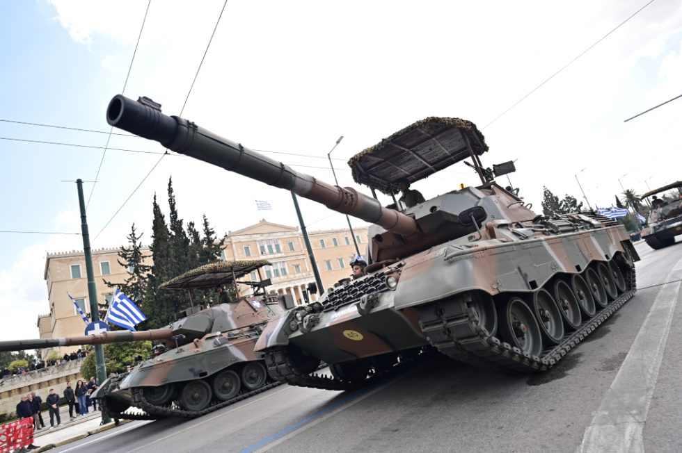 Με τα νέα οπλικά συστήματα η μεγάλη παρέλαση για την 25η Μαρτίου στο κέντρο της Αθήνας [εικόνες – βίντεο]
