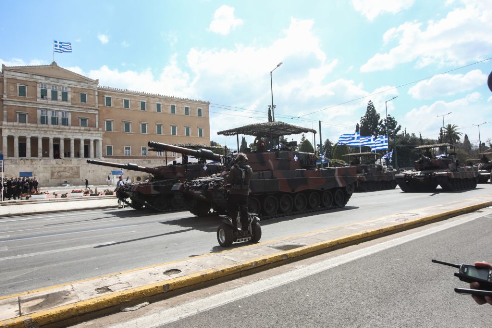 Με τα νέα οπλικά συστήματα η μεγάλη παρέλαση για την 25η Μαρτίου στο κέντρο της Αθήνας [εικόνες – βίντεο]