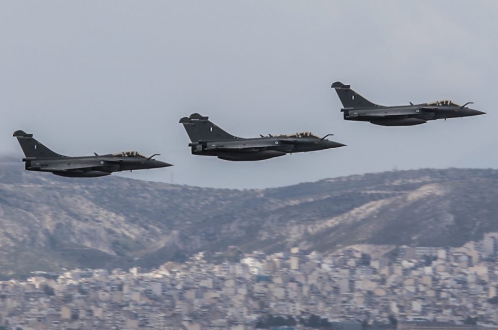 Με τα νέα οπλικά συστήματα η μεγάλη παρέλαση για την 25η Μαρτίου στο κέντρο της Αθήνας [εικόνες – βίντεο]