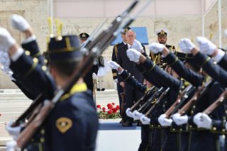 Με τα νέα οπλικά συστήματα η μεγάλη παρέλαση για την 25η Μαρτίου στο κέντρο της Αθήνας [εικόνες - βίντεο]