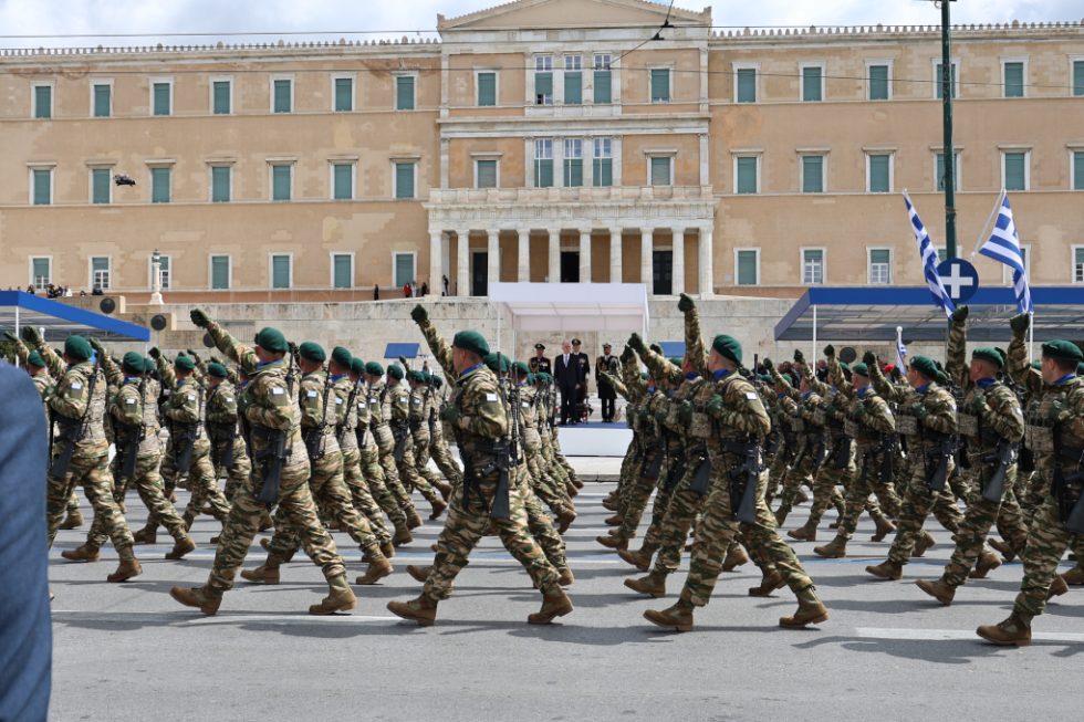 Με τα νέα οπλικά συστήματα η μεγάλη παρέλαση για την 25η Μαρτίου στο κέντρο της Αθήνας [εικόνες – βίντεο]