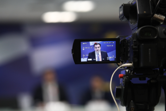 Αργοπορημένα κι αναποτελεσματικά «τα ψίχουλα των pass»: ΠΑΣΟΚ, ΣΥΡΙΖΑ και ΚΚΕ αποδοκιμάζουν τα μέτρα