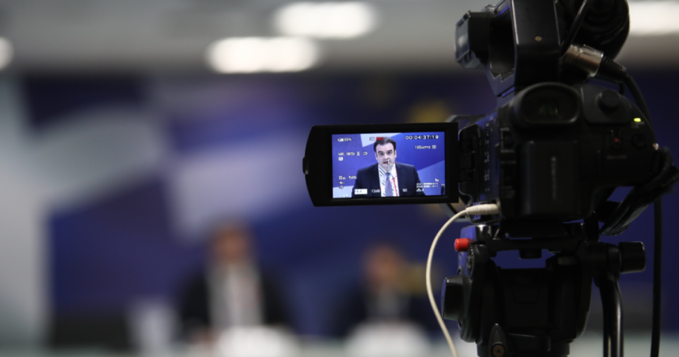 Αργοπορημένα κι αναποτελεσματικά «τα ψίχουλα των pass»: ΠΑΣΟΚ, ΣΥΡΙΖΑ και ΚΚΕ αποδοκιμάζουν τα μέτρα