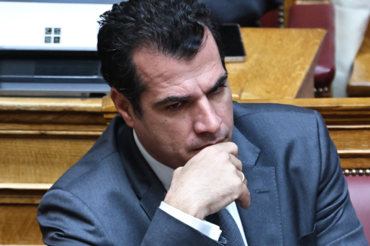 Ο Πλεύρης «δικάζει» μετανάστες: Εντολή για άρση των αδειών παραμονής για τις επιθέσεις σε Σύμη και Κηφισιά