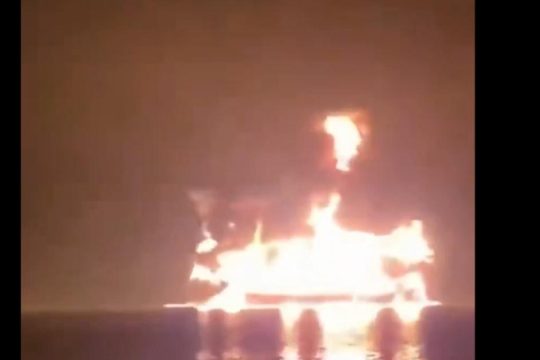 Κόλαση στον Περσικό: Βίντεο από το μπαράζ χτυπημάτων κατά πλοίων