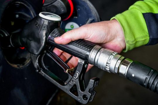 Σε τροχιά κινητοποιήσεων οι βενζινοπώλες για το πλαφόν στα καύσιμα - Τι απαντά το υπουργείο Ανάπτυξης