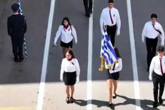 Πύργος: Οι συμμαθητές του πρόωρα χαμένου Μάκη παρέλασαν με μαύρες κορδέλες [βίντεο]