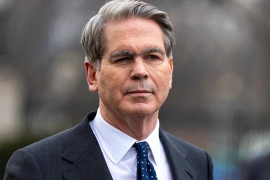 «Λαχτάρισε» ο ΥΠΟΙΚ των ΗΠΑ: Έδινε live συνέντευξη και τον διέκοψαν γιατί τον ήθελε ο Τραμπ «αμέσως» [βίντεο]