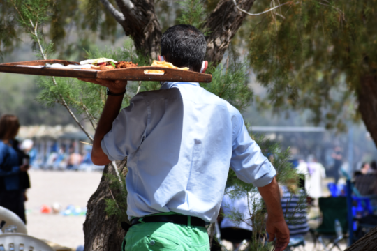 Πώς διαμορφώνονται οι απολαβές μετά την αύξηση του κατώτατου μισθού στα 920 ευρώ μεικτά