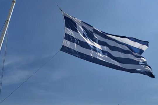 Απρόοπτο στη Χίο: Υψώθηκε, αλλά σκίστηκε η μεγάλη σημαία [βίντεο]