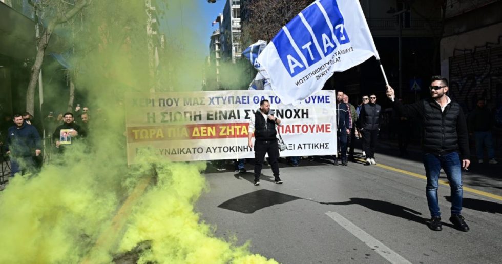 Οι αυτοκινητιστές απεργούν και την Τετάρτη - «Το ταξί είναι εδώ, ενωμένο δυνατό», φώναξαν δυνατά στο κέντρο της Αθήνας
