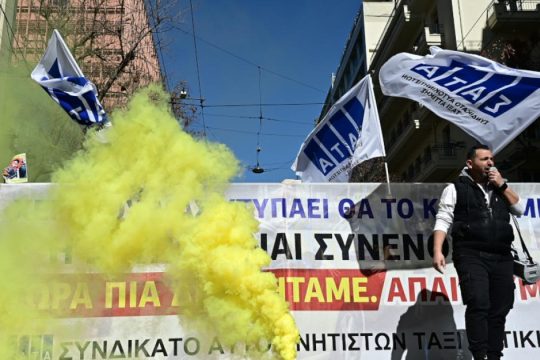 Τραβούν χειρόφρενο ξανά τα ταξί - Νέα 24ωρη απεργία την Δευτέρα